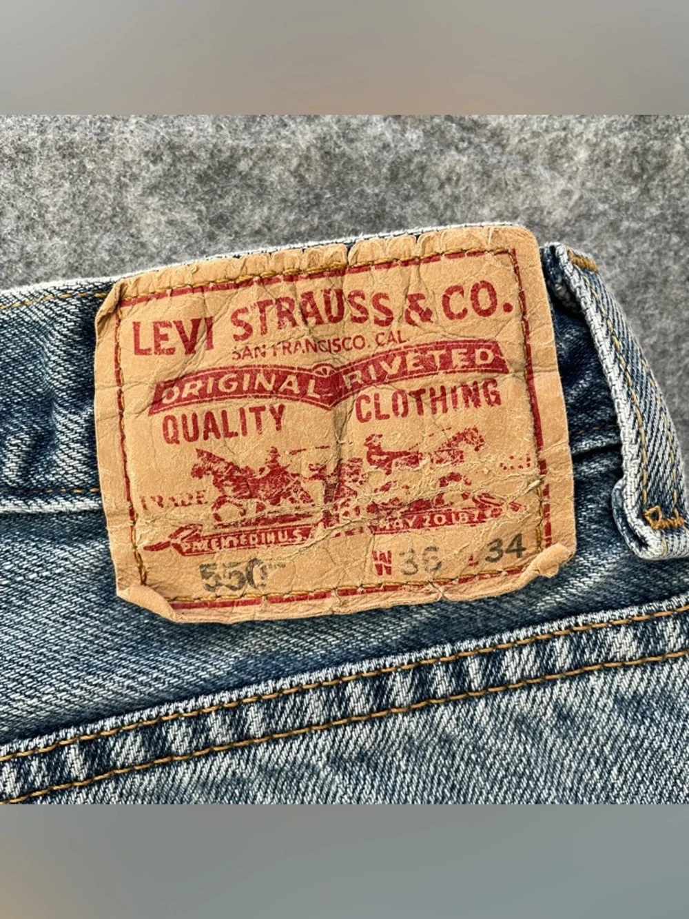 Levis 550 Relaxed Fit Jeans Mens 36x34 Blue Light Wash Distressed 100% Cotton - Picture 15 of 16